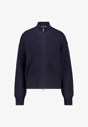 Maglione lavorato a maglia di colore blu navy con colletto alto, zip frontale completa e texture a costine. Presenta spalle scese e una lunghezza corta.