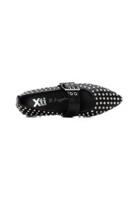 Zapato plano negro con punta afilada y acentos de tachuelas, que cuenta con una correa con hebilla. Superficie texturizada y etiqueta distintiva en el interior.
