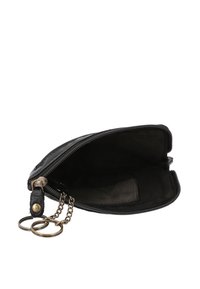 Musta nahkainen kassi, millel on tõmblukuga sulgur, sisemine tasku ja ketiga võtmehoidja kinnitused. Sile väline tekstuur, lihtne disain.