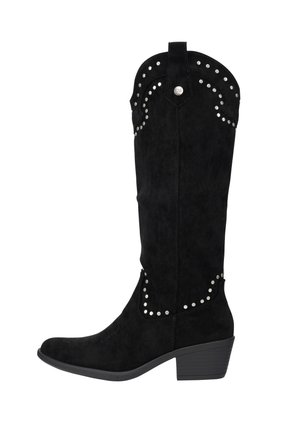 Bottes montantes en daim noir avec bout pointu, clous décoratifs argentés le long du design, et talon empilé. Présente une légère courbe sur le dessus.