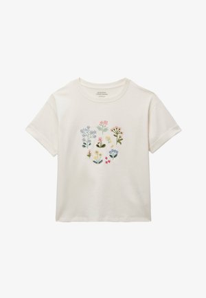 T-shirt blanc à manches courtes avec un col rond et une broderie florale colorée centrale présentant plusieurs petites fleurs et feuilles.