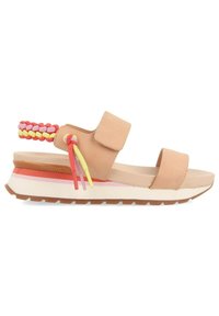 Sandalia de cuero marrón con dos tiras anchas y un acento de talón trenzado multicolor. Presenta una suela acolchada y una suela gruesa y estratificada.