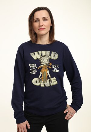Marineblå sweatshirt med et grafisk print, der viser en vintage biker-illustration og teksten "WILD ONE," lavet af blødt bomuldsstof.