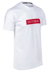 Weißes Baumwoll-T-Shirt mit Rundhalsausschnitt und kurzen Ärmeln. Verfügt über ein rotes rechteckiges Patch mit dem Text "SPITZBUB." in fettgedruckten weißen Buchstaben.