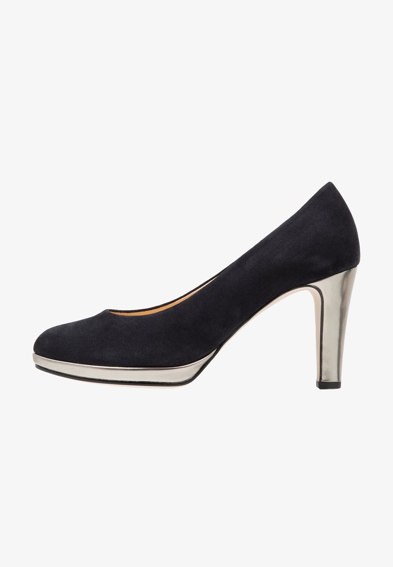 Escarpin à talon haut en daim noir avec plateforme et talon argent métallique, embout arrondi et finition lisse.