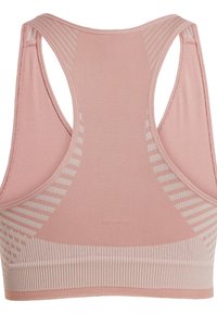 Sostén deportivo de color rosa claro con un diseño de canalé texturizado. Presenta una espalda abierta con franjas diagonales blancas y una banda ancha para soporte.