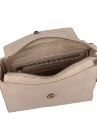 Borsa in pelle beige con apertura a zip, scomparti multipli e chiusura a scatto. L'interno è foderato in tessuto e presenta uno slot per carte.