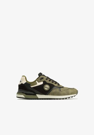 Baskets vert olive avec des accents noirs et crème, en daim et en mesh. Bout arrondi, lacets sur le devant et logo sur le côté.