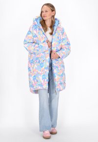 Daunenjacke mit einem mehrfarbigen, abstrakten Muster in Pastelltönen. Hat eine Kapuze, Fronttaschen und einen Reißverschluss.