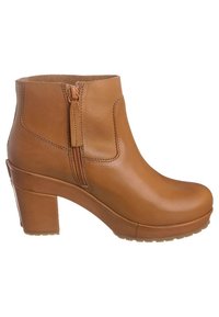 Bota de cuero color canela hasta el tobillo con tacón grueso, cremallera lateral, puntera redondeada y textura lisa. Cuenta con una suela de plataforma para mayor altura.