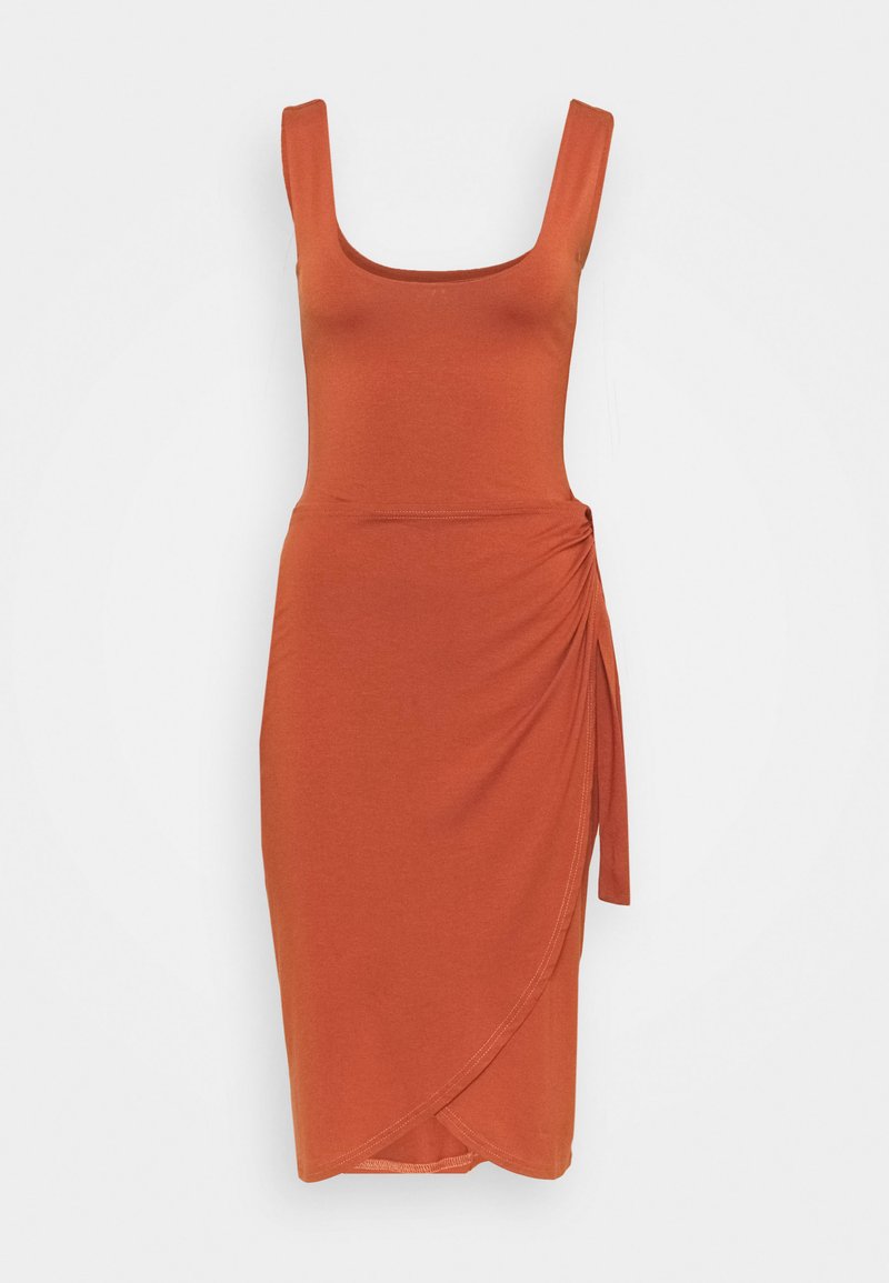 Vestido sem mangas de cor ruiva com decote quadrado, detalhe de laço lateral e silhueta justinha. Feito de um tecido macio e elástico.