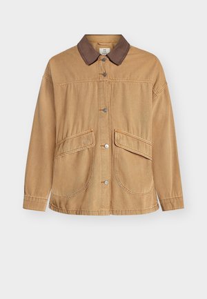 Brun knappet jakke med mørkere brun krage, to fremre klafflommer, lange ermer og en avslappet passform.