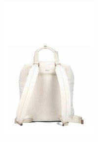 Witte rugzak met een gladde stofafwerking, voorzien van twee verstelbare bandjes en een bovenhandvat, eenvoudig ontwerp en minimalistische branding.