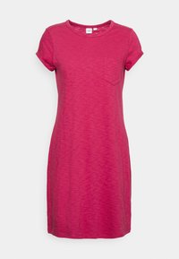Sukienka t-shirt z krótkim rękawem i okrągłym dekoltem, wykonana z heatherowego fuksjowego materiału. Posiada małą kieszonkę na piersi oraz luźny krój.