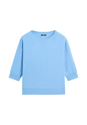 Hellblauer, locker sitzender Strickpullover mit Ellbogenlangen Ärmeln und Rundhalsausschnitt vor weißem Hintergrund.