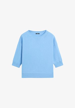 Maglione azzurro chiaro, a vestibilità ampia, con maniche a gomito e scollo rotondo, su sfondo bianco.