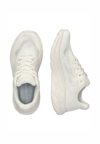 Weiße Sportschuhe mit einem strukturierten Strick-Obermaterial, gepolstertem Kragen und flexibler Sohle. Mit Schnürverschluss und atmungsaktivem Design.