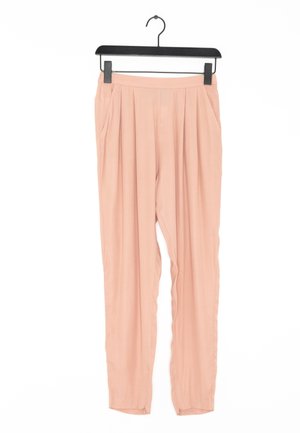 Pink pleated pants with side pockets, made from a lightweight fabric. The design features a tapered fit and a smooth texture.