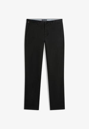 Črne hlače z ravnimi nogami z zankami za pas, sprednjim gumbom, zip zapiranjem in stranskimi žepi, položene ravno na belem ozadju.