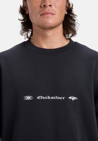 Felpa nera con collo a giro, realizzata in materiale morbido, con logo e designs stampati in bianco nella zona del petto.