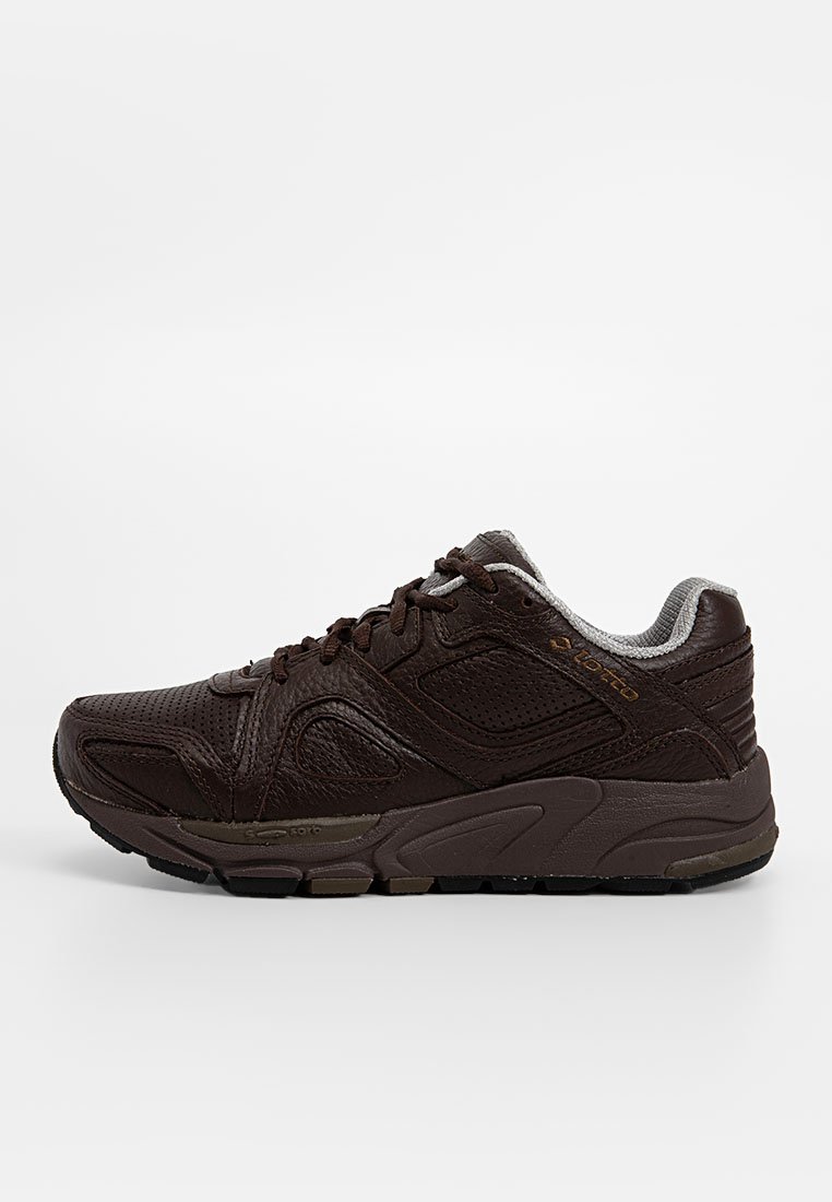 Scarpa sportiva marrone realizzata in materiali mesh e pelle, con un collare imbottito, superficie texturizzata e suola in gomma con motivo antiscivolo.