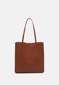 Sac fourre-tout en cuir marron avec une surface texturée, design plat, et deux longues poignées, ouverture en haut, sans poches extérieures ni ornements.