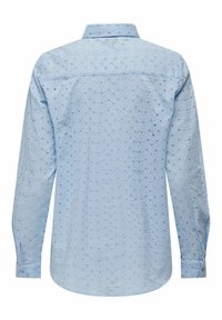 Camisetta azzurra a maniche lunghe con un motivo testurizzato di punti ricamati e una finitura liscia, dotata di colletto classico e polsini con bottone.
