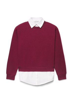 Felpa a maniche lunghe rosso scuro indossata sopra una camicia bianca con colletto, con polsini e orlo visibili, mostrata su sfondo bianco.
