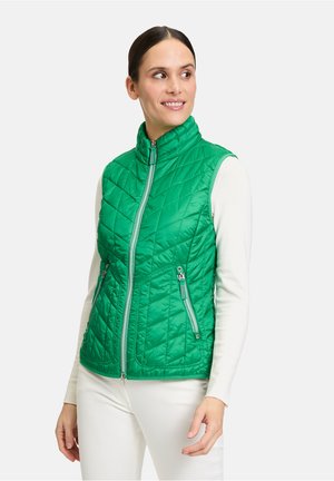 Gilet matelassé vert avec un col montant, fermeture éclair à l'avant et deux poches zippées. Présente un matériel contrastant bleu clair et un design ajusté.