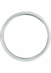 Sølv cirkul�ært ring med en glat, poleret overflade; har en subtil, indgraveret tekstur langs kanten. Ingen yderligere udsmykninger.