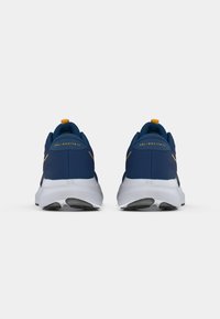 Μπλε αθλητικά παπούτσια με υφή στην επάνω πλευρά, λευκή σόλα και πορτοκαλί λεπτομέρειες. Διαθέτουν μαξιλαρίσματα στον αστράγαλο και λογότυπο στην φτέρνα.