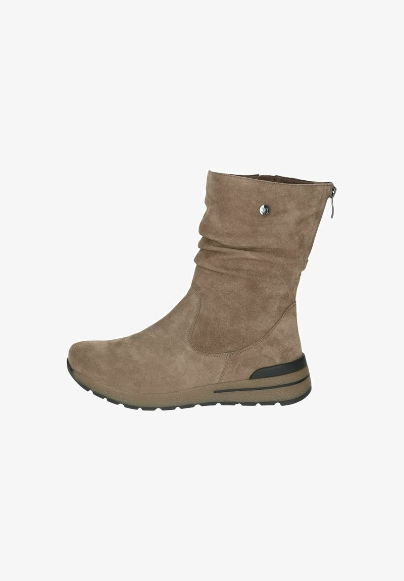 Botină de gleznă din suede maro, cu un design lejer, buton metalic argintiu, închidere cu fermoar și talpă din cauciuc negru pentru tracțiune.