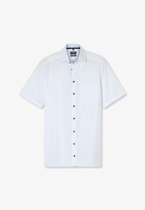 Camicia bianca a maniche corte realizzata in tessuto leggero, con chiusura a bottoni sul davanti, dotata di bottoni neri e taschino sul petto.