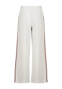 Pantalons de survêtement gris clair avec des jambes larges, une taille élastique, des poches arrière et des bandes bordeaux et blanches le long des côtés extérieurs.