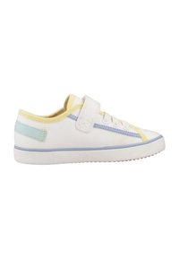 Zapatillas de lona blancas con detalles en amarillo y azul. Cuentan con una correa de velcro y cordones, suela de goma texturizada y costuras en contraste.