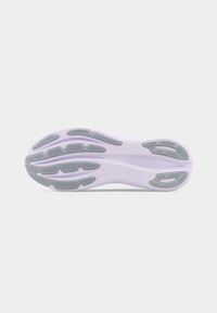 Πάτος αθλητικού παπουτσιού τρεξίματος σε λιλά χρώμα με γκρι ελαστικά σχέδια πέλματος στις περιοχές της φτέρνας, του μέσου ποδιού και των δακτύλων, σε λευκό φόντο.