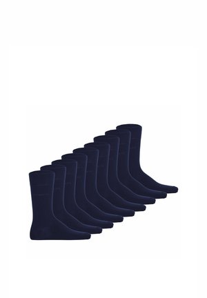 Zehn Paar schlichte dunkelblaue Crew-Socken in einer Reihe auf weißem Hintergrund angeordnet.