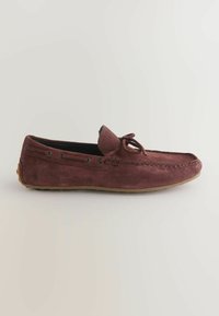 Mocassin marron en daim pour homme avec détail de lacets et semelle en caoutchouc, présenté en profil latéral sur fond blanc.