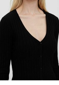 Mustapintainen ribbed-neuletakki, jossa on syvä V-kaula-aukko, pitkät hihat ja etupuolella napitus. Sisältää teksturoidun neulekuvion.