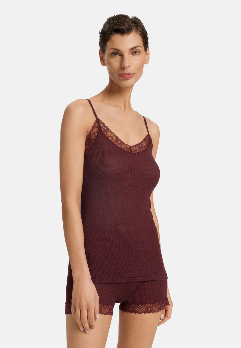 Mörkröd ribbad linne med spetsdetaljer vid halsringningen, kombinerad med matchande mörkröda boyshorts med spetsaccent vid fållarna.