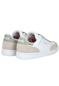 Zapatillas blancas con detalles en ante beige y verde. Presentan un talón texturizado, diseño con cordones y un logotipo grabado en el costado.