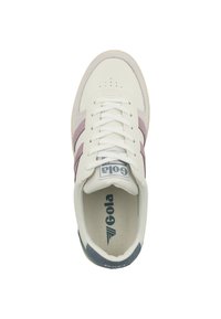 Sneaker bianco con una finitura texturizzata, dotata di accenti blu e viola chiaro, lacci piatti e un logo sulla linguetta e sulla soletta interna.
