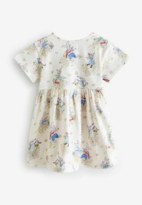 Crèmekleurige jurk met korte mouwen, voorzien van een speelse print van een konijn en bloemen. De rok loopt vanaf de taille uit in een geplooid ontwerp.