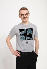 Šedé bavlněné tričko s černým grafickým designem zobrazením obrysů klasických automobilů na přední straně. Krátké rukávy a kulatý výstřih.