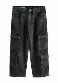 Shorts cargo en denim noir large avec une coupe décontractée, dotés de plusieurs poches latérales et d'une texture délavée. Taille douce et fermeture à bouton en métal.