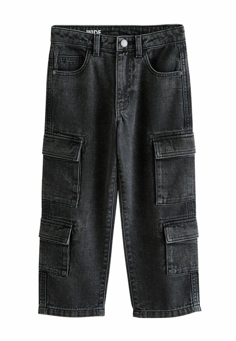 Shorts cargo en denim noir large avec une coupe décontractée, dotés de plusieurs poches latérales et d'une texture délavée. Taille douce et fermeture à bouton en métal.