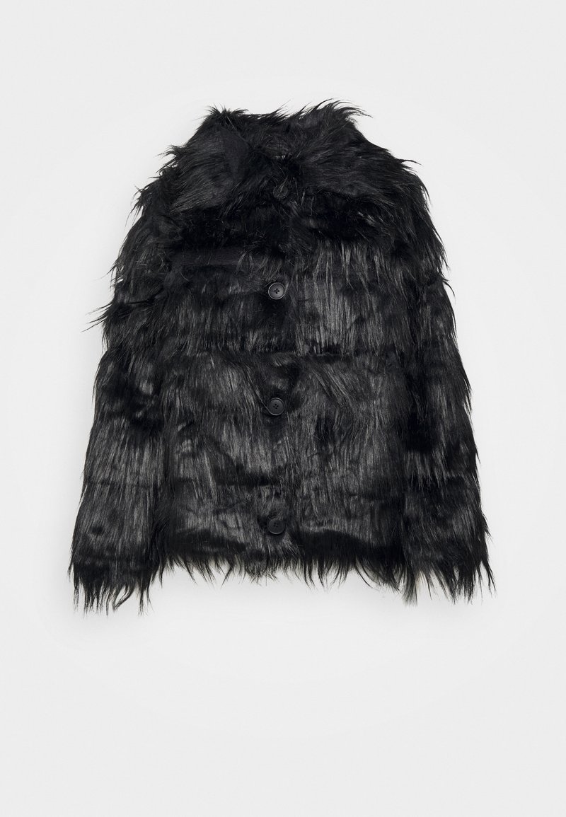 Svart fuskpälsjacka med en kort design, med en knäppning och textil med lång, hårliknande struktur.