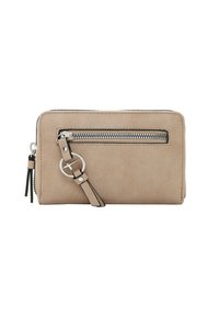 Portefeuille beige en doux simili-suède, dotée d'une poche zippée à l'avant, de ferrures argentées et d'une sangle amovible avec un anneau décoratif.
