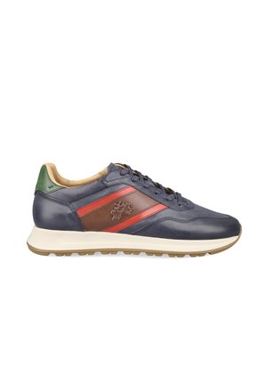 Zapatilla deportiva de cuero azul marino con franjas laterales marrones y rojas, detalle verde en el talón, forro interior beige, suela blanca y dibujo exterior de goma color tostado.
