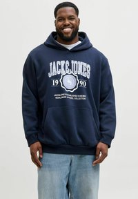 Marineblauwe hoodie met een voorkantzak, voorzien van de witte bedrukte logo's "JACK&JONES" en "1990." Zacht materiaal met ribgebreide boorden en onderrand.